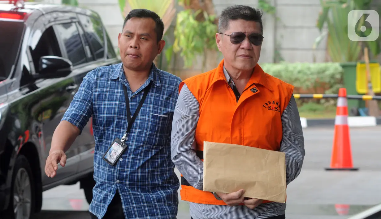 Pengusaha Kock Meng tiba untuk pemeriksaan di Gedung KPK, Jakarta, Kamis (17/10/2019). Penyuap Gubernur Kepri nonaktif Nurdin Basirun itu diperiksa sebagai tersangka perkara suap Penerbitan Perda Zonasi Wilayah Pesisir dan Pulau-Pulau Kecil di Kepulauan Riau tahun 2019. (merdeka.com/Dwi Narwoko)