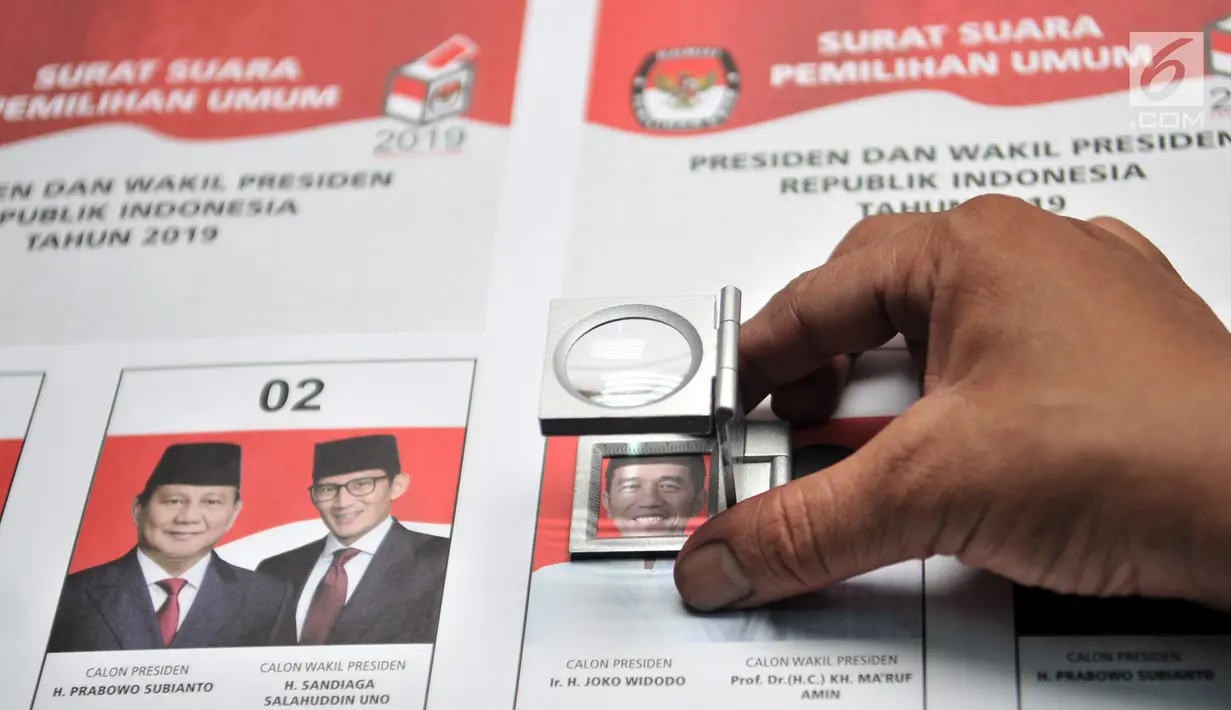 Petugas mengecek kualitas surat suara Pilpres 2019 saat pencetakan perdana di PT Aksara Grafika Pratama, Jakarta, Minggu (20/1). KPU memberi kepercayaan PT Aksara Grafika Pratama untuk mencetak surat suara 72,35 juta lembar. (Merdeka.com/Iqbal S. Nugroho)