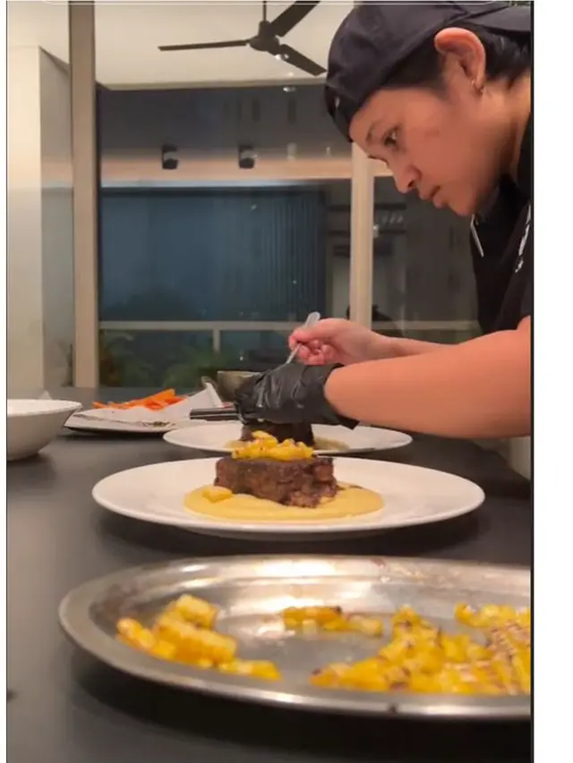 Jadi Chef Pribadi, Ini 6 Potret Arre Prianto Siapkan Hidangan Keluarga Nikita Willy