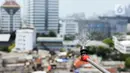 Petugas menyemprotkan air ke udara di Kantor Wali Kota Jakarta Pusat, Selasa (5/9/2023). Alat penyemprot kabut udara (water mist generator) tersebut sebagai langkah untuk mengurangi polusi udara di Jakarta. (Liputan6.com/Herman Zakharia)