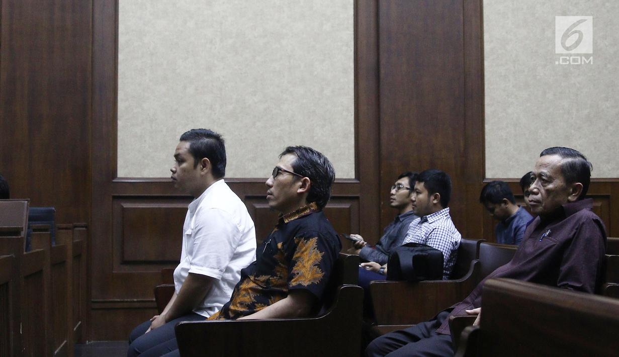 Mantan anggota Komisi XI DPR F-Partai Demokrat Amin Santono (kanan) saat sidang lanjutan dugaan suap APBN-P 2018 di Pengadilan Tipikor, Jakarta, Kamis (11/10). Saksi yang dihadirkan di antara anggota Komisi XI DPR Sukiman. (Liputan6.com/Herman Zakharia)
