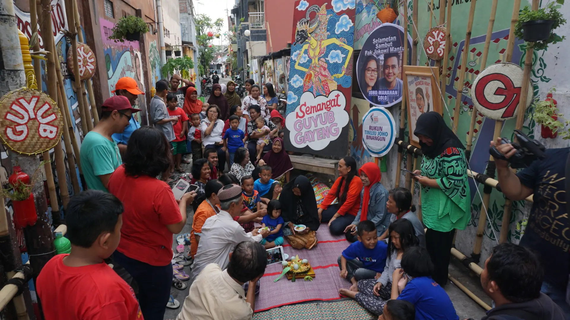 Kenduri sederhana dari warga Solo untuk pernikahan putri sulung Presiden Joko Widodo Kahiyang Ayu (Liputan6.com/Fajar Abrori)