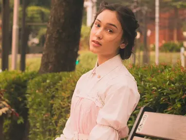 Meski baru berusia 18 tahun, Yasmin Napper selalu memperhatikan penampilannya. Gaya vintage menjadi salah satu pilihan pemain sinetron 	Love Story The Series ini. Seperti kali ini, Yasmin tampil cantik dengan dress panjang berwarna putih. (Liputan6.com/IG/@yasminnapper)