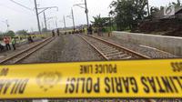 Garis Polisi terpasang di jalur kereta api Bandara Soetta, Tangerang, Banten, Selasa (6/2). Akibat longsor di Underpass Perimeter Selatan mengakibatkan jalur kereta bandra harus di tutup agar tidak terjadi longsor susulan.(Liputan6.com/Angga Yuniar)