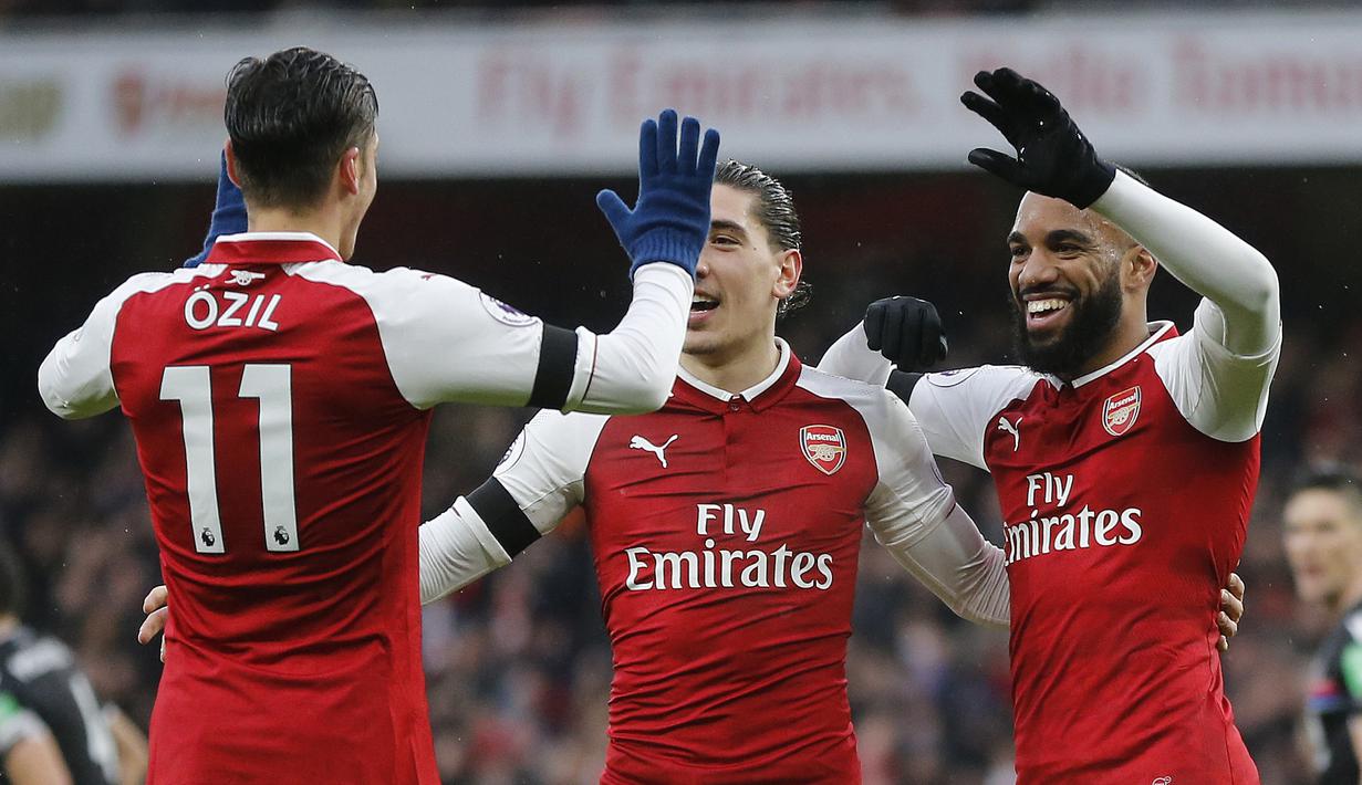 Para pemain Arsenal merayakan gol Alexandre Lacazette pada lanjutan Premier League di Emirates stadium, London, (20/1/2018). Arsenal menang 4-1. (AP/Frank Augstein)