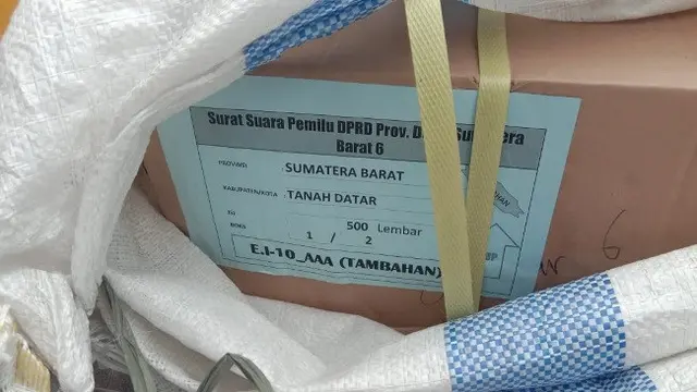 Dus berisi surat suara untuk Sumatra Barat ditemukan di bawah jembatan di Kabupaten Kampar, Riau.