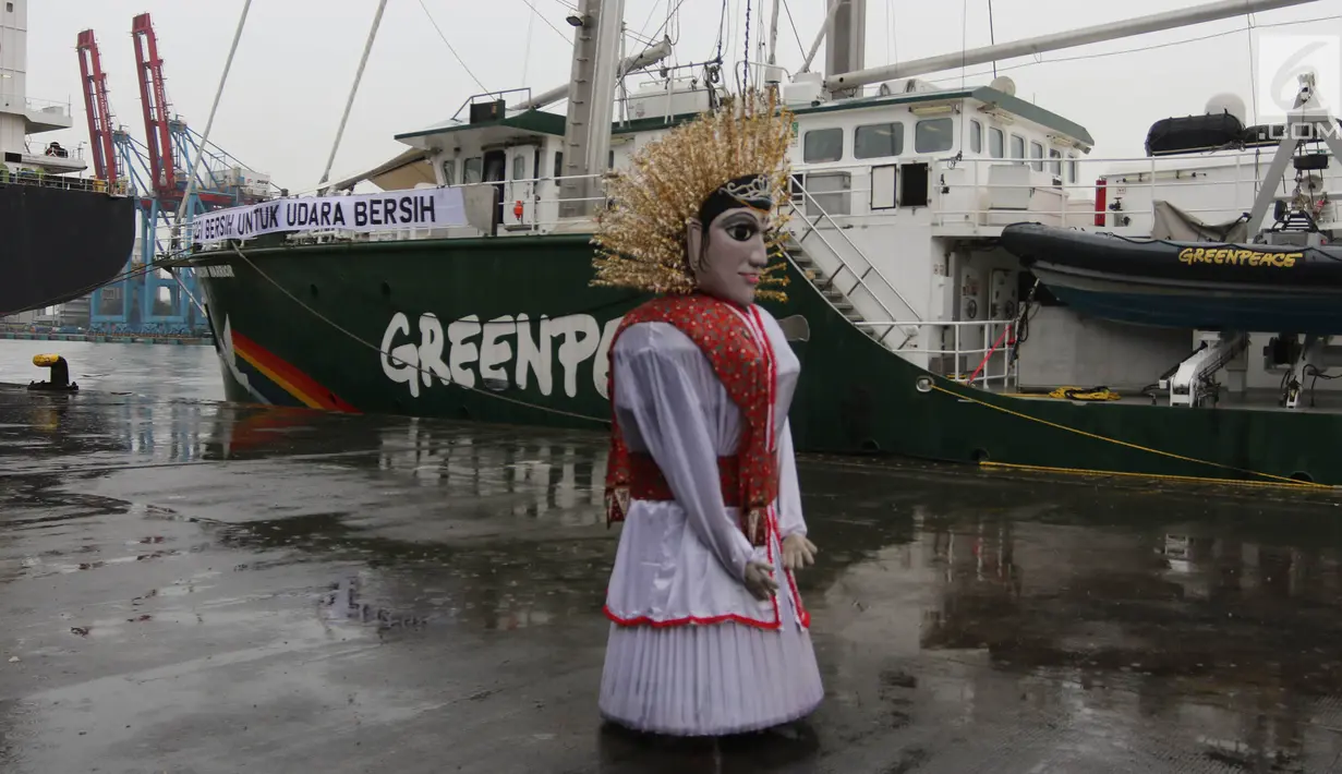 Ondel-ondel menyambut kapal milik Greenpeace, Rainbow Warrior yang berlabuh di Pelabuhan Tanjung Priok, Jakarta, Senin (23/4). Selama bersandar di Tanjung Priok, kapal legendaris Greenpeace itu akan dibuka untuk kunjungan publik. (Liputan6/Arya Manggala)