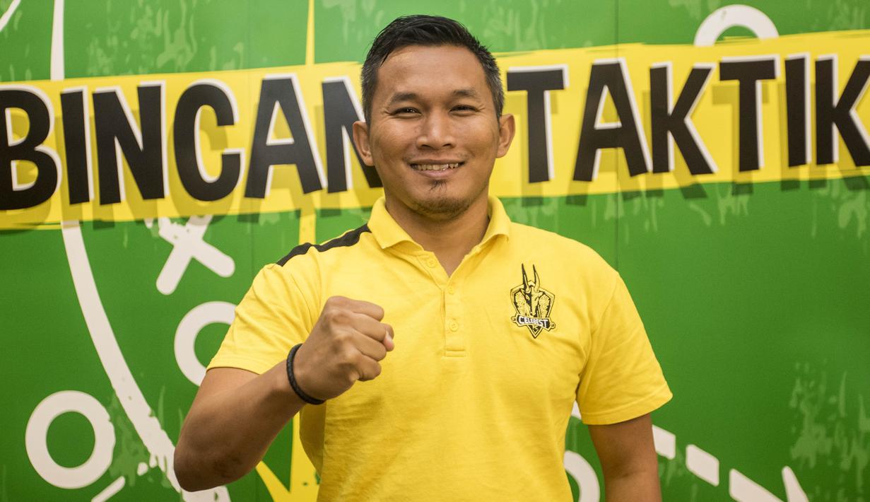Pelatih Celebes FC, Rudy Eka, berpose usai menghadiri acara diskusi Bincang Taktik di Kantor Bola.com, Jakarta, Rabu (16/11/2016). (Bola.com/Vitalis Yogi Trisna)