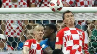 Pemain depan Kroasia Mario Mandzukic (kanan) menyundul bola dan mencetak gol bunuh diri setelah tendangan bebas pemain Prancis Antoine Griezmann pada pertandingan final Piala Dunia 2018 di Stadion Luzhniki Moskow, (15/7). (AFP PHOTO / Ganda Andersen)