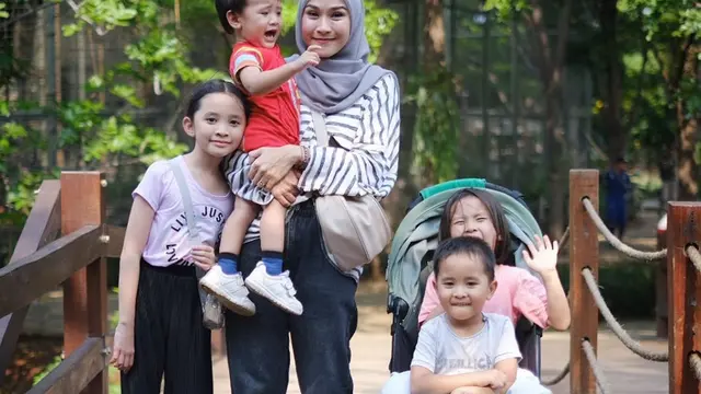 Zaskia Adya Mecca dan anak-anaknya. (Foto: Dok. Instagram @zaskiadyamecca)