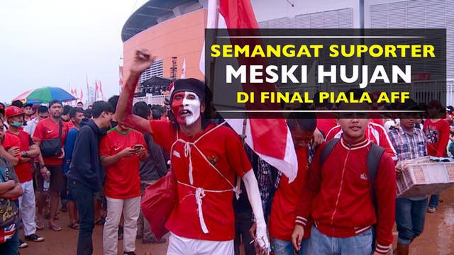 Video liputan leg I Final Piala AFF 2016, Timnas Indonesia vs Thailand, soal semangat suporter meski hujan turun di Stadion Pakansari.