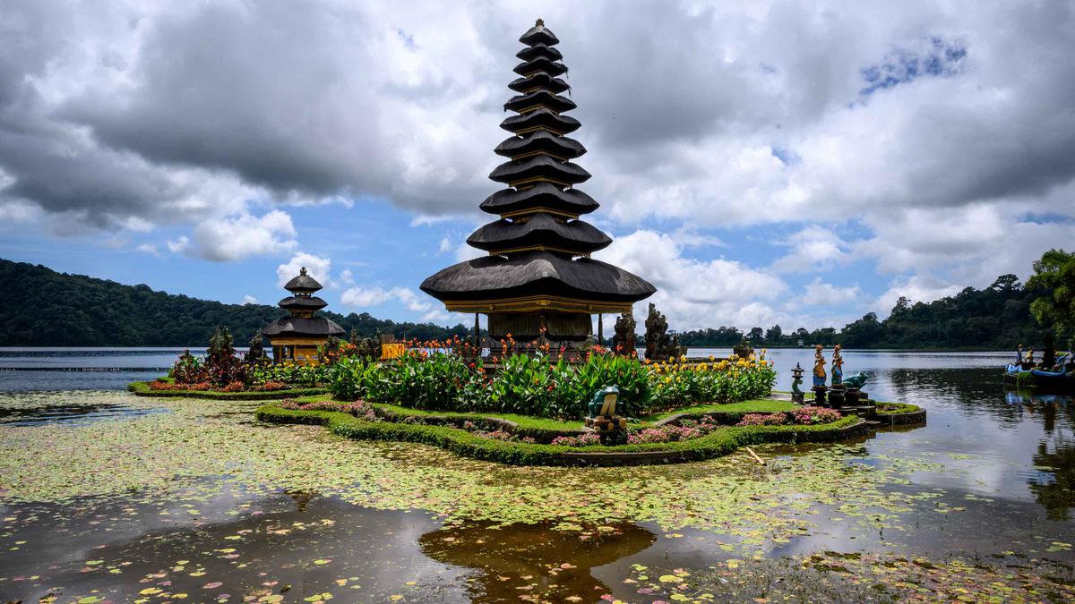 Menikmati Keindahan Ikonik Pura Ulun Danu Beratan di Bedugul Bali