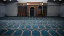 Interior bangunan masjid resmi pertama di Kota Athena, Yunani pada Jumat (7/6/2019). Selama ini, muslim di Athena terpaksa salat di lokasi-lokasi sementara yang tersebar di seluruh kota, mulai dari ruang bawah tanah yang penuh sesak hingga toko-toko gelap. (Aris MESSINIS / AFP)