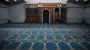 Interior bangunan masjid resmi pertama di Kota Athena, Yunani pada Jumat (7/6/2019). Selama ini, muslim di Athena terpaksa salat di lokasi-lokasi sementara yang tersebar di seluruh kota, mulai dari ruang bawah tanah yang penuh sesak hingga toko-toko gelap. (Aris MESSINIS / AFP)