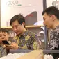 Founder & CEO Xiaomi, Lei Jun melihat-lihat produk Xiaomi di Authorized Mi Store yang baru dibuka di Summarecon Mall Bekasi, Jawa Barat, Selasa (26/9). (Doc: Xiaomi)