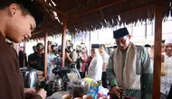 Menparekrap Sandiaga Uno cicipi kopi bikinan santri Ponpes Mabadiul Ihsan Banyuwangi (Istimewa)