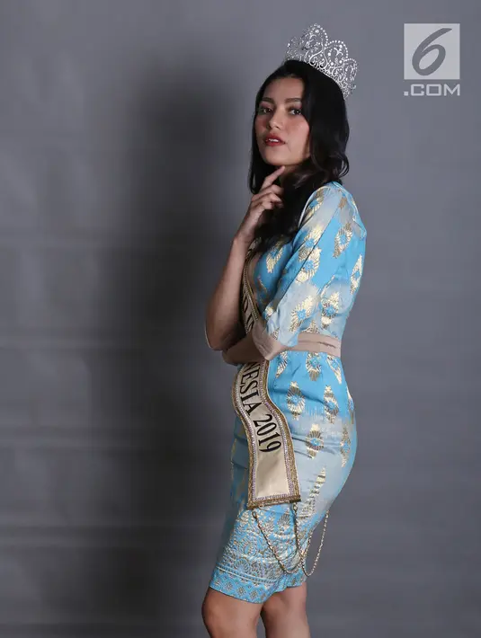 Miss Grand Indonesia 2019 Sarlin Jones berpose di Kantor KLY, Jakarta, Selasa (3/9/2019). Sarlin Jones meraih mahkota Miss Grand Indonesia 2019 setelah menyisihkan 33 finalis lainnya. (Liputan6.com/Herman Zakharia)