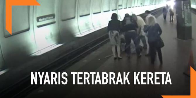 VIDEO: Pria Buta Jatuh dari Peron dan Nyaris Tertabrak Kereta