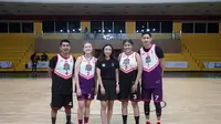 Daniel Wenas (paling kanan) saat terlibat pada acara basket amal bersama ODGJ. (Istimewa)