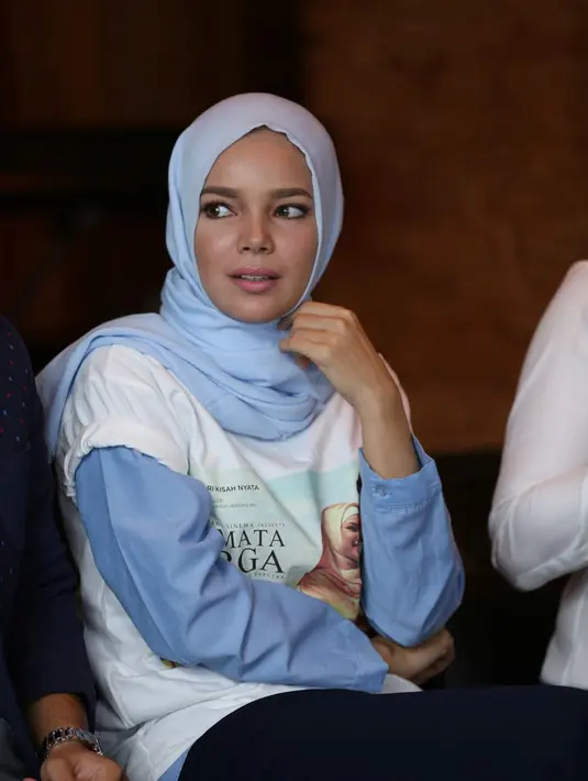 'Banyak kata-kata indah sampai kata yang kurang familiar. Seperti gemeletuk, yang artinya bunyi kertuk dua gigi yang bersentuhan karena kedinginan atau luka yang dalam,' ujar Dewi. (Andy Masela/Bintang.com)