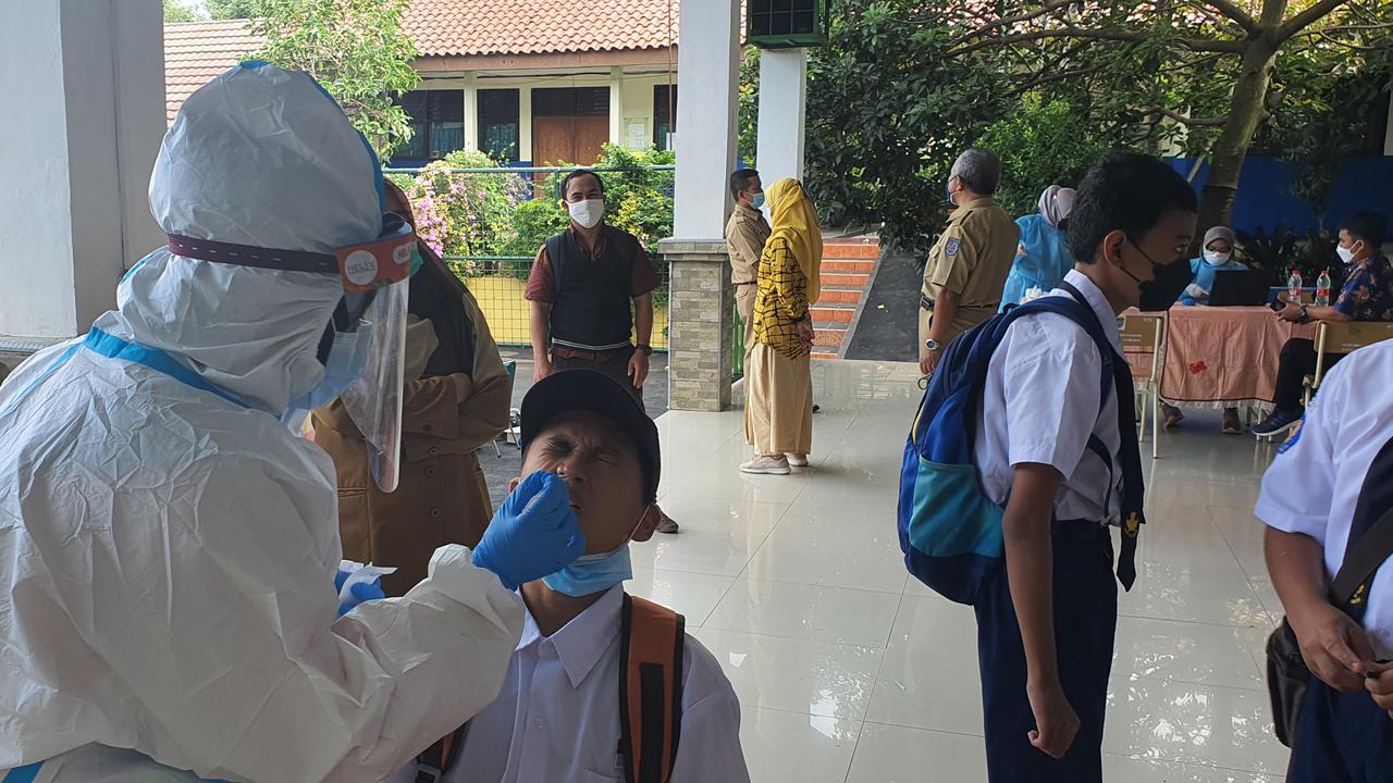 Salah seorang siswa SMP Negeri 10 Depok mengikuti swab antigen, usai ditemukannya satu siswa di sekolah tersebut positif Covid-19.