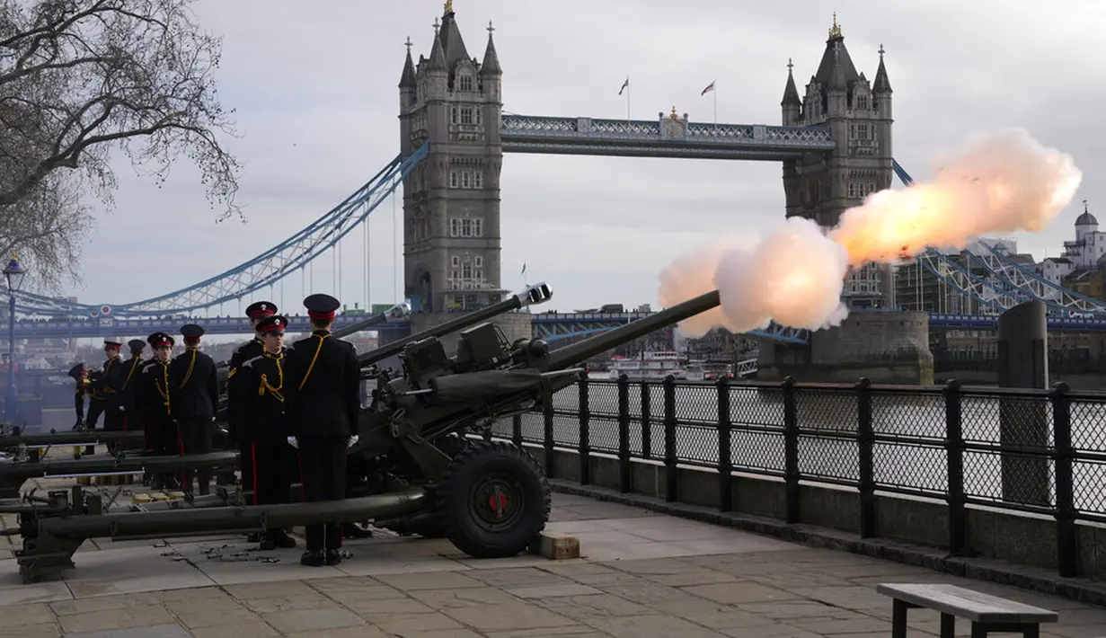 The Honorable Artillery Company menembakkan 62 tembakan penghormatan untuk menandai dimulainya Platinum Jubilee di Menara London, London, Inggris, 7 Februari 2022. Platinum Jubilee menandai 70 tahun kepemimpinan Ratu Elizabeth II. (AP Photo/Alastair Grant)