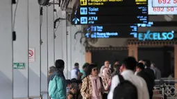 Calon penumpang menunggu jadwal keberangkatan di Bandara Halim Perdanakusuma, Jakarta, Rabu (13/2). Jumlah penumpang di jalur penerbangan domestik Bandara Halim menurun sebesar  18,38 persen sejak kenaikan harga tiket pesawat (Merdeka.com/Iqbal S Nugroho)