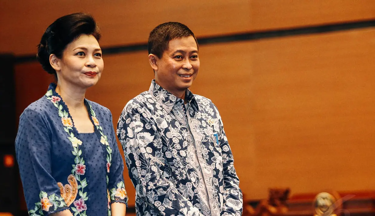 Menteri Perhubungan, Ignasius Jonan didampingi sang istri di acara serah terima jabatan Menteri Perhubungan, Jakarta, Kamis (30/10/2014). (Liputan6.com/Faizal Fanani)