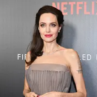 Untuk itu, saat diwawancara Angelina Jolie juga hanya ingin ditanya seputar film terbarunya, bukan soal perceraian yang cukup membuatnya terpuruk selama setahun belakangan ini. (AFP/Dia Dipasupil)