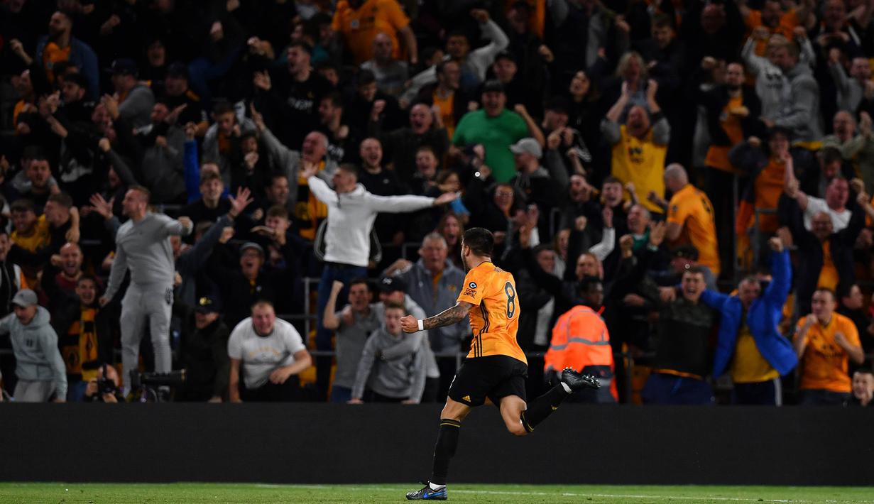 Gelandang Wolverhampton, Ruben Neves, merayakan gol yang dicetaknya ke gawang Manchester United pada laga Premier League di Stadion Molineux, Wolverhampton, Senin (19/8). Kedua klub bermain imbang 1-1. (AFP/Paul Ellis)