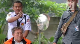 Dirut PT. WKE, Budi Suharto saat tiba menggunakan kursi roda di Gedung KPK, Jakarta, Senin (14/1). Budi Suharto diperiksa sebagai tersangka kasus suap sejumlah proyek pembangunan SPAM tahun anggaran 2017-2018. (merdeka.com/Dwi Narwoko)