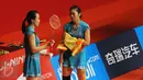 Ganda putri Tiongkok, Tian Qing (kanan) berbincang dengan Zhao Yunlei saat melawan Greysia Polii/Nitya di Total BWF World Championships 2015, Jakarta, Sabtu (15/8/2015). Tian Qing/Zhao Yunlei unggul 21-8, 21-16. (Liputan6.com/Helmi Fithriansyah)