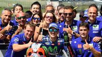 Perayaan Maverick Vinales usai merebut pole position kualifikasi MotoGP Italia 2017 di Sirkuit Mugello. (Vincenzo PINTO / AFP)
