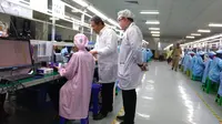 Rudiantara berbincang dengan pekerja pabrik Advan di Semarang. Dok: Tommy Kurnia/Liputan6.com