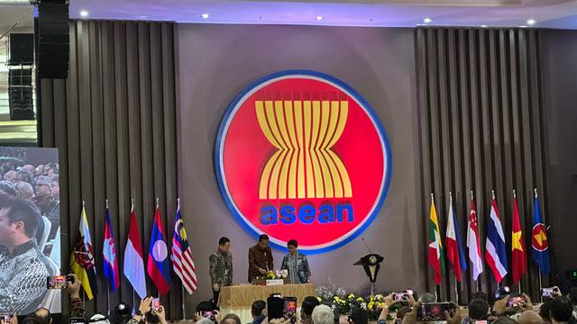 Sekretaris Jenderal ASEAN Kao Kim Hourn, Presiden Joko Widodo (Jokowi), Menteri Luar Negeri (Menlu) RI Retno Marsudi dalam perayaan 56th ASEAN Day di Jakarta, Selasa (8/8/2023). (Liputan6/Benedikta Miranti)