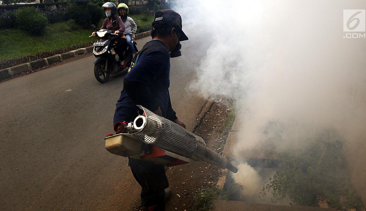 Petugas melakukan pengasapan atau fogging di permukiman warga di Jalan Delima Raya, Jakarta Barat, Selasa (30/4/2019). Pengasapan tersebut untuk mencegah penyebaran penyakit Demam Berdarah Dengue (DBD) melalui nyamuk Aedes Aegypti saat musim hujan mulai terjadi di Jakarta. (Liputan6.com/Johan Tallo)