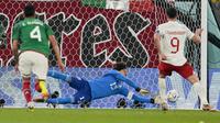 Kiper Timnas Meksiko, Guillermo Ochoa berhasil mementahkan tendangan penalti pemain Timnas Polandia, Robert Lewandowski dalam laga matchday pertama Grup C Piala Dunia 2022 di 974 Stadium, Doha, Qatar, Selasa (22/11/2022) malam WIB. (AP/Themba Hadebe)