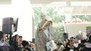 Model berjalan di catwalk pada pembukaan Muffest 2020 di Aquatic Stadium, Jakarta, Jumat (30/8/2019). Diharapkan melalui Muffest dapat memajukan ekonomi dan potensi fashion muslim dari bawah, agar target Indonesia sebagai kiblat fashion muslim dunia dapat terwujud. (Fimela.com/Bambang E.Ros)