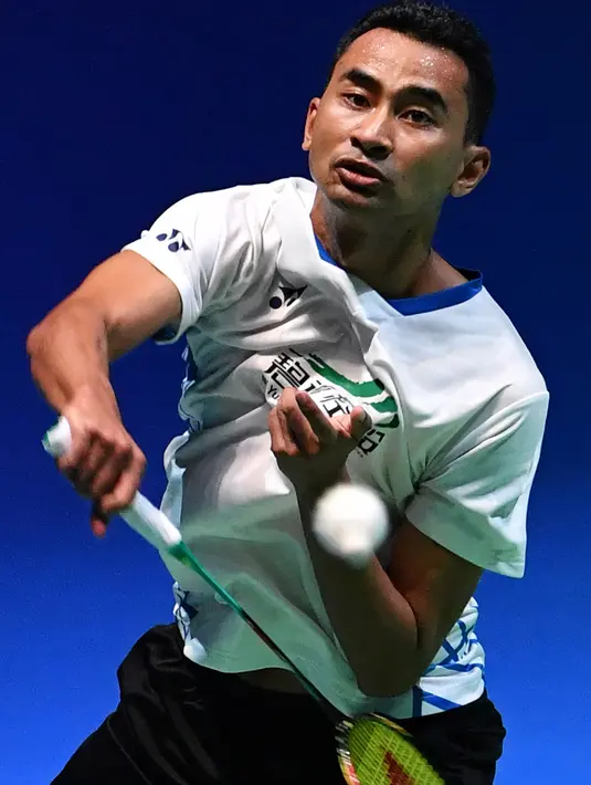 Pebulu tangkis putra Indonesia, Tommy Sugiarto berusaha mengembalikan kok ke tunggal putra India, Sai Praneeth Bhamidipati pada babak perempat final Jepang Terbuka 2019 di Tokyo, Jumat (26/7/2019). Tommy Sugiarto gagal melaju ke semifinal setelah kalah 12-21 dan 15-21. (Toshifumi KITAMURA/AFP)