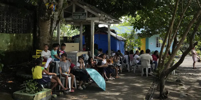 Sekolah Jadi Pengungsian, Siswa Filipina Belajar di Lorong-Bawah Pohon