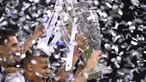 Pemain Real Madrid mengangkat trofi usai memenangkan pertandingan melawan Juventus dalam final Liga Champions di Stadion Cardiff, Wales (3/6). Real Madrid menjadi juara Liga Champions usai mengalahkan Juventus 4-1. (AFP Photo/Filippo Monteforte)