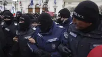 Polisi berusaha menjauhkan pengunjuk rasa dari gedung Parlemen Bulgaria di Sofia pada 12 Januari 2022. (AP)