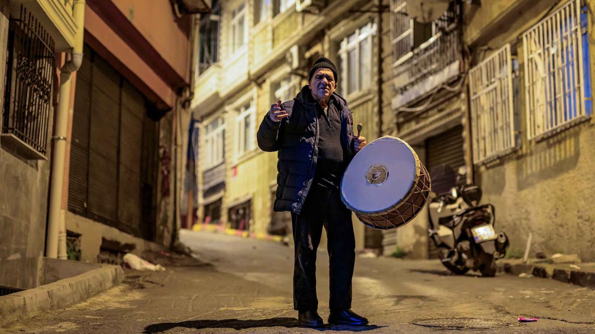 Tradisi Ramadan di Turki, Penabuh Drum Keliling Bangunkan Warga Sahur