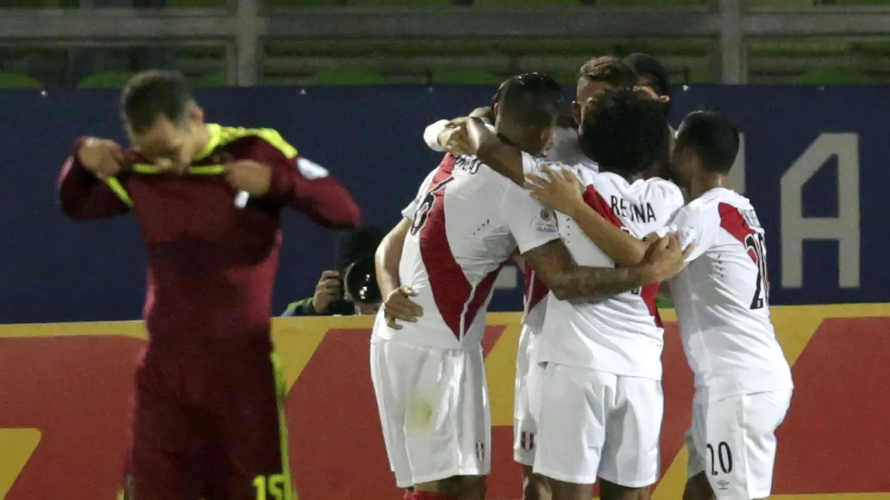 Peru menang 1-0 atas Venezuela di stadio Elías Figueroa, Valparaiso.