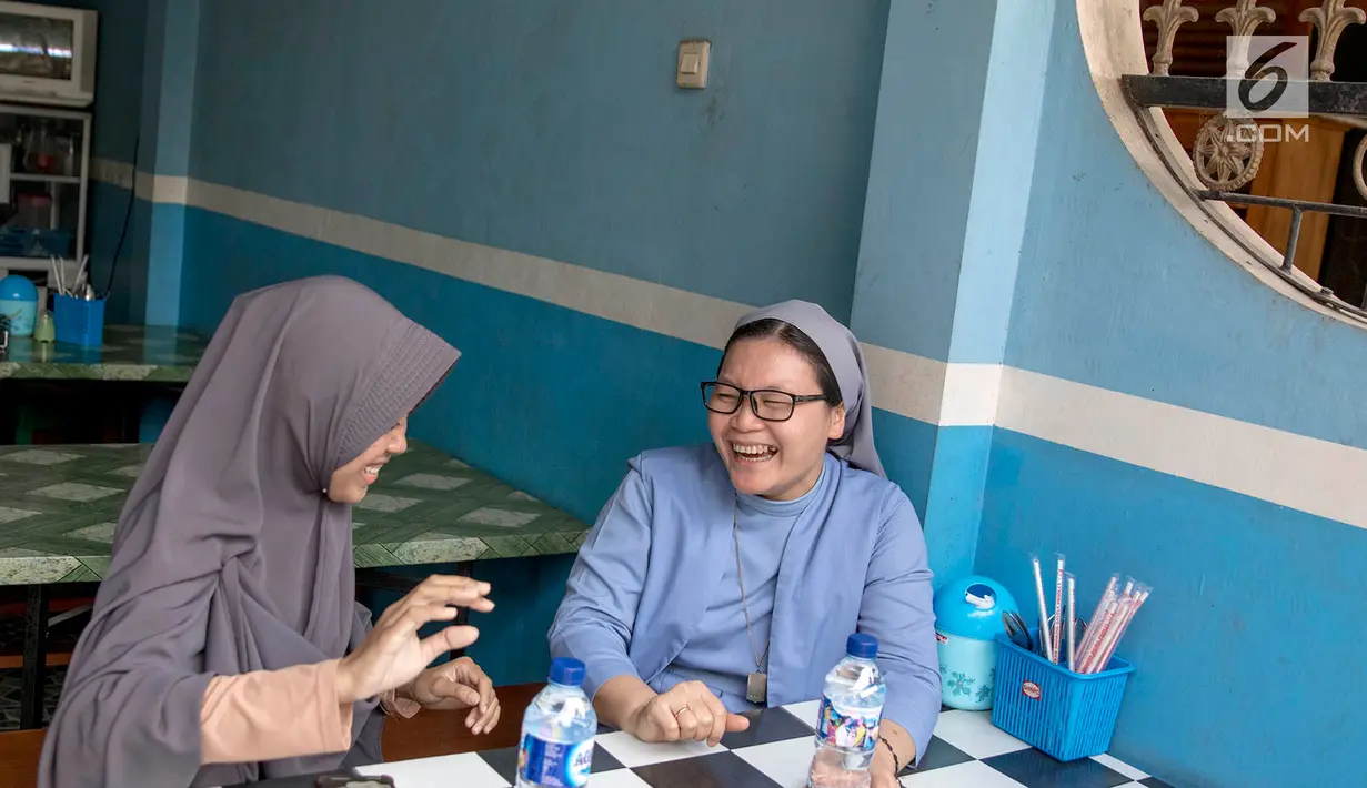 Suster Edita SFIC (39) dan Ela Fauziah (22) merupakan mahasiswi jurusan kebidanan di salah satu sekolah tinggi di kawasan Lenteng Agung, Jakarta. (Liputan6.com/Immanuel Antonius)