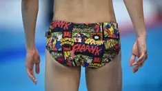 Seorang atlet renang memakai celana renang bergambar super hero saat mengikuti sesi latihan menjelang pertandingan renang Olimpiade Tokyo 2020 di Tokyo Aquatics Center, Senin (26/7/2021). (Foto: AFP/Oli Scarff)