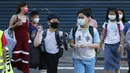Siswa sekolah dasar mengenakan masker untuk melindungi diri dari penyebaran COVID-19 dan berjalan kaki ke sekolah di Taipei, Taiwan, Rabu (1/9/2021). Seluruh sekolah di Taiwan kembali dibuka untuk tahun ajaran baru setelah ditutup akibat pandemi COVID-19. (AP Photo/Chiang Ying-ying)