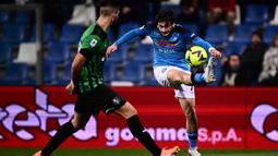 Pemain Napoli, Khvicha Kvaratskhelia (kanan) menendang bola ke gawang Sassuolo dalam pertandingan pekan ke-23 Liga Italia 2022/2023 yang berlangsung di Mapei Stadium, Sabtu (18/2/2023). Gol Kvaratskhelia ke gawang Sassuolo membuat dirinya masuk lima besar pencetak gol terbanyak sementara Serie A musim ini dengan 10 gol. (AFP/Marco Bertorello)
