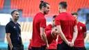 Pelatih Wales, Ryan Giggs (kiri) melihat para pemain mengikuti sesi latihan jelang turnamen Piala China di Nanning, di wilayah Guangxi Selatan (20/3). Pria 44 tahun ini resmi melatih timnas Wales dengan kontrak empat tahun. (AFP Photo/China Out)