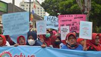 Buruh perempuan korban PHK Massal PT Masterindo Jaya Abadi menggelar unjuk rasa di depan Pengadilan Negeri Bandung, Jalan LLRE Martadinata, Kota Bandung, Kamis (29/9/2022). Liputan6.com/Dikdik Ripaldi